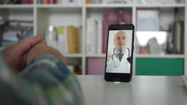 Persona Enferma Con Teléfono Celular Mano Hablando Remotamente Con Médico — Vídeo de stock