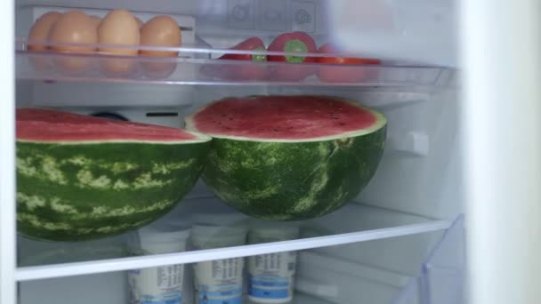 Chilly Watermelon Dijilat Dalam Dua Keping Rak Kulkas Tasty Fresh — Stok Video