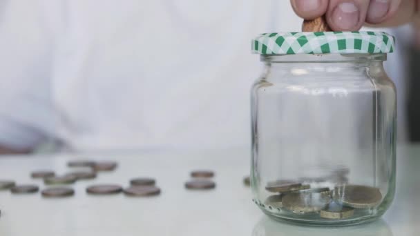 Piggy Bank Jar Coins Koyan Yaşlı Bir Insan Domuzcuk Kumbarasında — Stok video