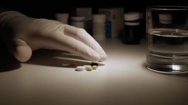 Doktor, gecenin bir yarısı bir hastaya ilaç ve ağrı kesici veriyor..