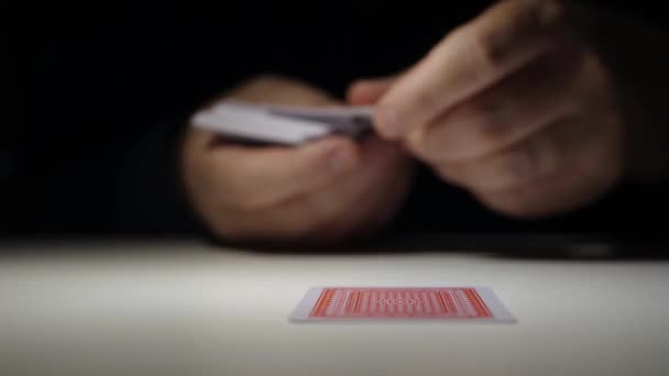 Азартные Игры Ставки Выигрыши Играю Карты Один Человек Играет Карты — стоковое видео