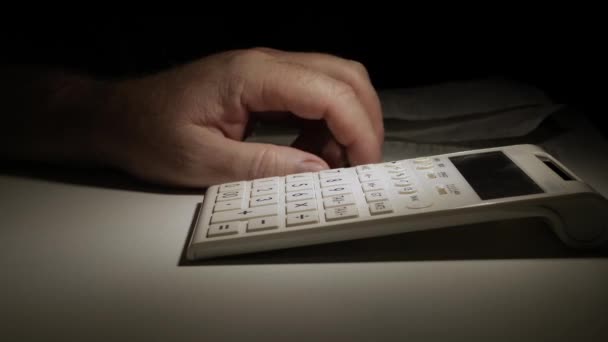 Zenuwachtige Zakenman Die Laat Werkt Met Een Adding Machine — Stockvideo