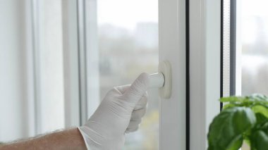 Koruyucu Eldiven ile Bir Hastanenin Penceresini Açar