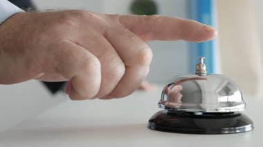 Otel resepsiyonundaki turist resepsiyonisti arıyor.