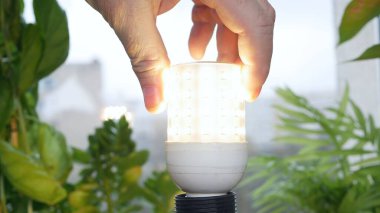Odadaki ışığı açmak, Soketi vidalamak Bir LED Ampul.