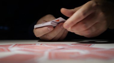 Kumar, bahis ve kazanma. Kağıt oyunları oynuyorum. Bir kişi iskambil oynuyor ve eğleniyor. Kumar Müsabakası Kumar Kartları.