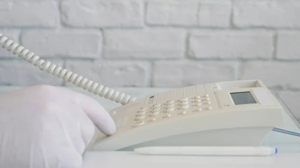 Bild Mit Geschäftsmannhänden Die Schutzhandschuhe Tragen Und Das Telefon Benutzen — Stockfoto