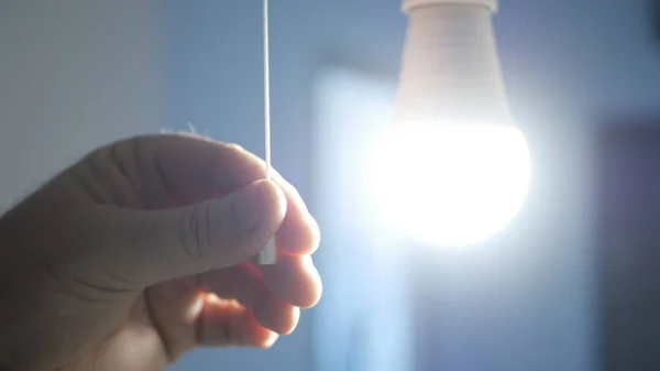 Odada Led Ampulü Açan Bir Adam Görüntü.