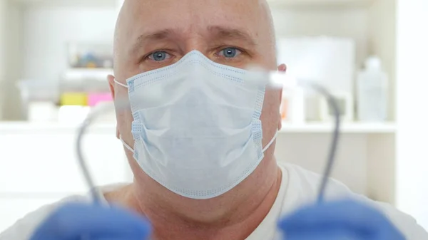 Médico Vestindo Máscara Protetora Pessoa Médica Com Equipamento Proteção Estetoscópio — Fotografia de Stock