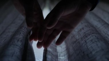 Perdenin Arkasından Gözetleme, Perdeleri Çekme ve Pencerenin Dışına Bakma. Pencere Perdesini Açıyorum, Yatak Odasında Sabah.