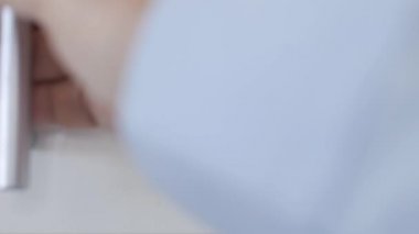 Yaşlı Adam İlaç Dolabını Açıyor ve Çok Az İlaç Seçiyor.