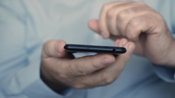 Affärsman Sms Mobiltelefon Bläddrar Bland Internetsidor Med Hjälp Smartphone Man — Stockvideo