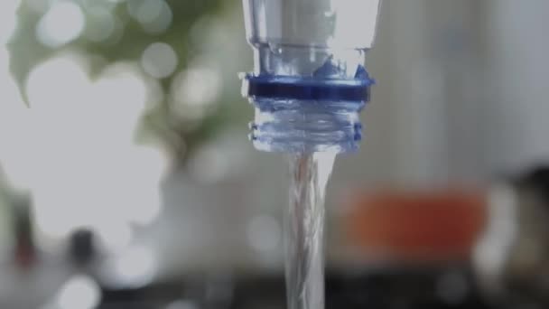 Persona Sedienta Vertiendo Agua Clara Una Botella Plástico Agua Fría — Vídeos de Stock