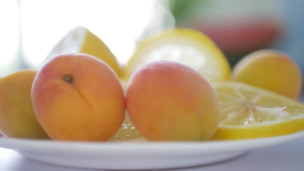 Lahodný Ovocný Salát Směsí Sladkých Meruněk Šťavnatých Citrónových Plátků Zdravá — Stock video
