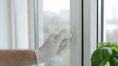 Koruyucu Eldiven ile Bir Hastanenin Penceresini Açar