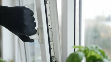 Koruyucu Eldiven ile Bir Hastanenin Penceresini Açar