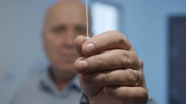 Imagen Con Hombre Encendiendo Una Bombilla Led Una Habitación — Foto de Stock