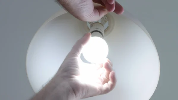 Mão Eletricista Mudando Uma Lâmpada Led Uma Lâmpada — Fotografia de Stock