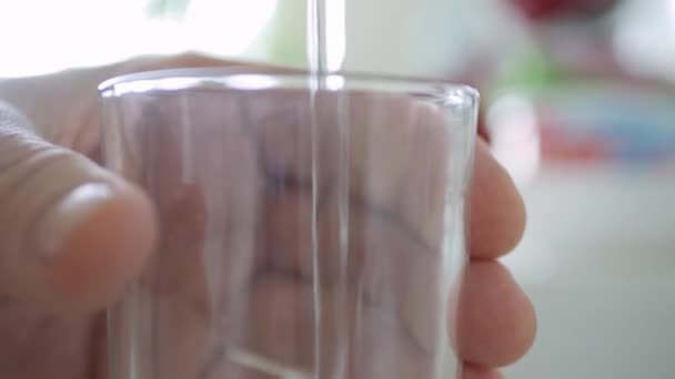 Durstige Füllen Ein Glas Mit Frischem Wasser Aus Dem Kalten — Stockvideo