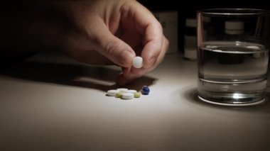 Hasta bir hastayla vurulmak. Bir alıcıdan birkaç ilaç almak. Adam Baş Ağrısı İçin İlaç Arıyor.