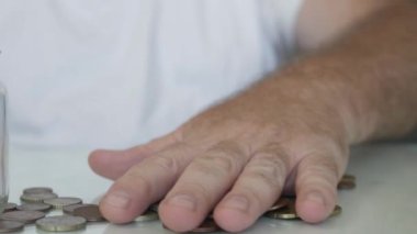 Piggy Bank Kavanozu 'ndan bir sürü bozuk para sayan yaşlı insan. Domuzcuk Kumbarasında Çeşitli Paralarla Yapılan Tasarruflar.