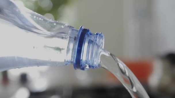 Durstige Person Gießt Klares Wasser Aus Einer Plastikflasche Kaltes Und — Stockvideo