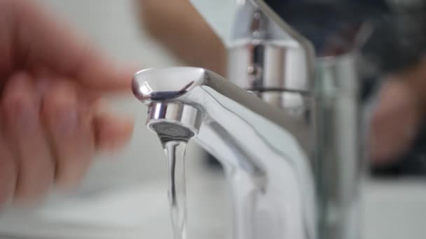Starší Osoba Koupelně Otvírání Umyvadla Mytí Rukou Čerstvou Vodou — Stock video