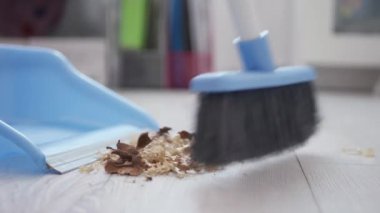 Ev aktiviteleri, yerdeki çöpleri süpürme işi falan. Ev işleri, Süpürgeyle Çöpü Yerden Çıkarmak.