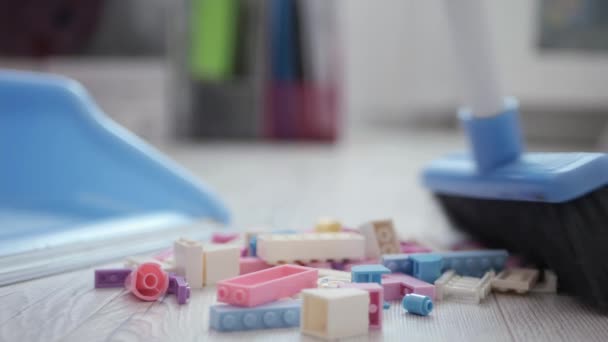 Kitakarítom Játszóteret Anya Söprögetés Seprűvel Játékok Darabjai Amiket Gyerekek Hagytak — Stock videók
