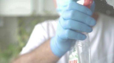 Temizleyici sprey ve dezenfektan köpük kullanarak Evde Çift Camlı Pencere Yıkama ve Temizleme. Ev İşleri.