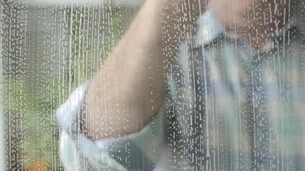 Mann Wäscht Und Reinigt Ein Doppelt Verglastes Fenster Hause Mit — Stockvideo