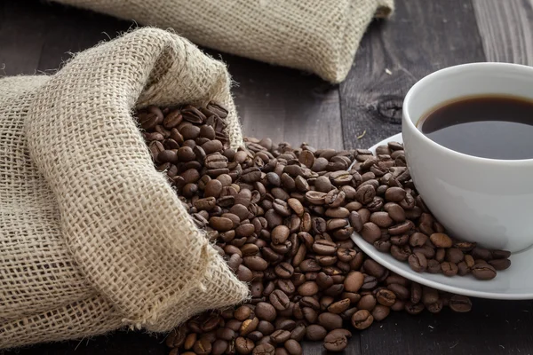 Kahve çekirdekleri torbada.