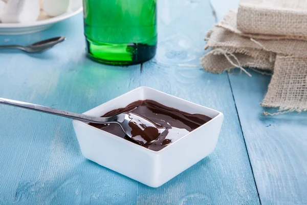 Bir kaşık çikolata sosu akışı aşağı