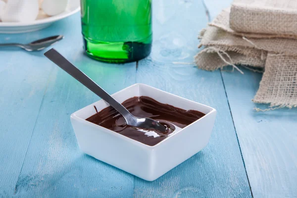 La salsa de chocolate desciende de una cuchara — Foto de Stock