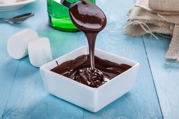 La salsa de chocolate desciende de una cuchara — Foto de Stock