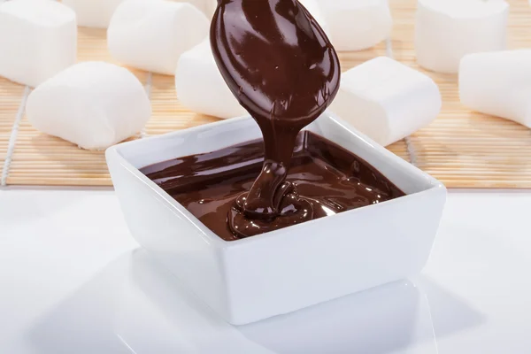 Schokoladensauce fließt vom Löffel herunter — Stockfoto