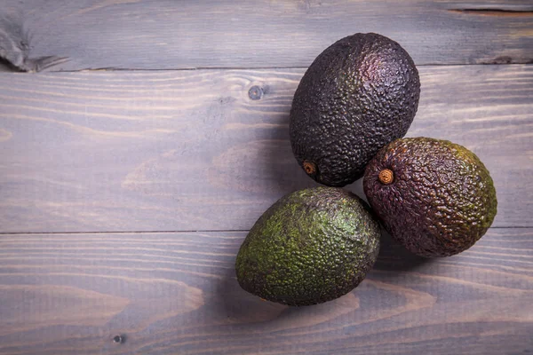 bir tablo üzerinde avokado