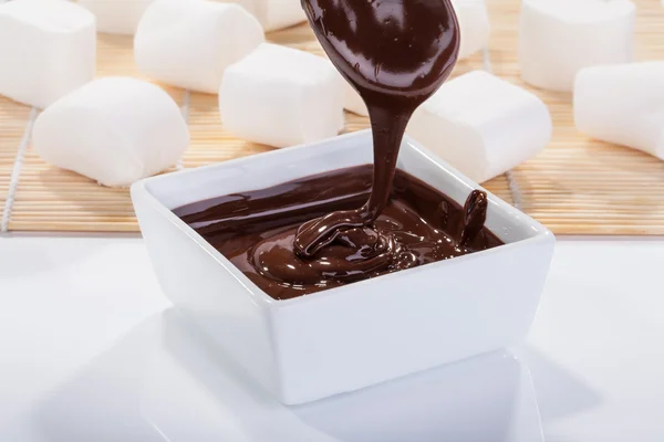 La salsa de chocolate desciende de una cuchara — Foto de Stock