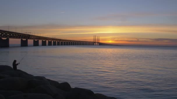 Oresundsbron bij zonsondergang — Stockvideo