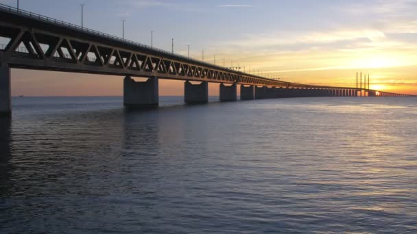 Oresundsbron на заході сонця — стокове відео