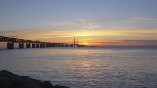 Oresundsbron bij zonsondergang — Stockvideo