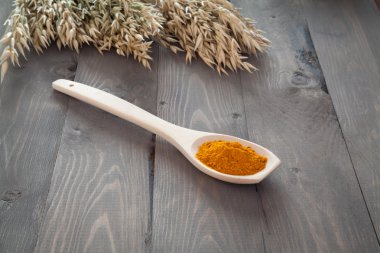 Bir tahta kaşık zerdeçal