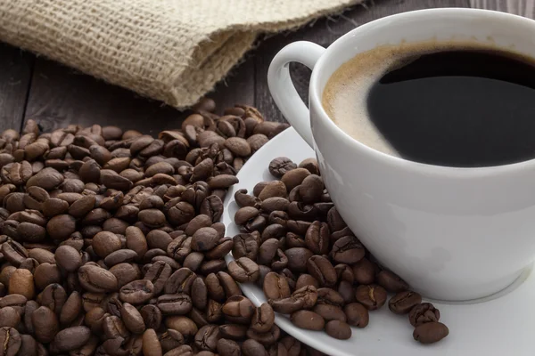 Kahve bardağı ve kahve.