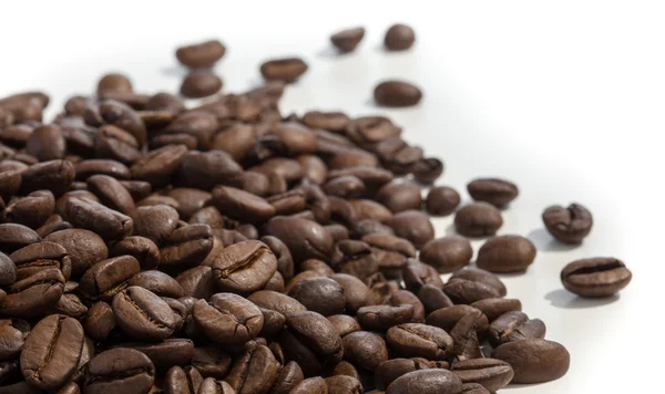 kahve çekirdekleri beyaz bir masanın üzerinde yatan