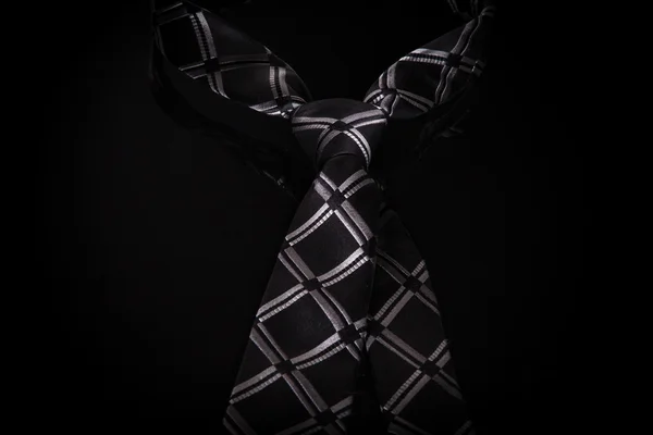 Gri siyah bir zemin üzerine kravat