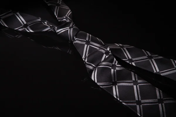 Gri siyah bir zemin üzerine kravat