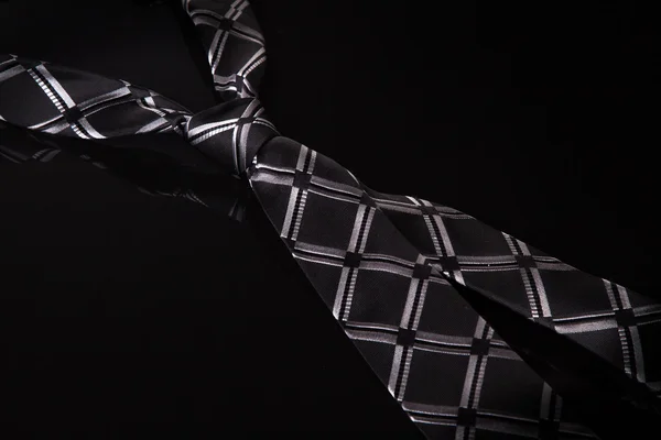 Gri siyah bir zemin üzerine kravat