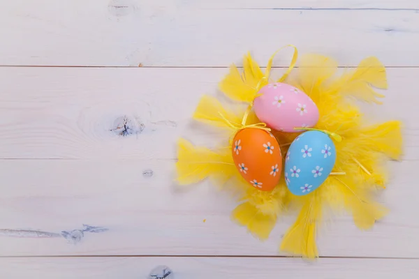 Boyalı yumurta ve sarı tüyler