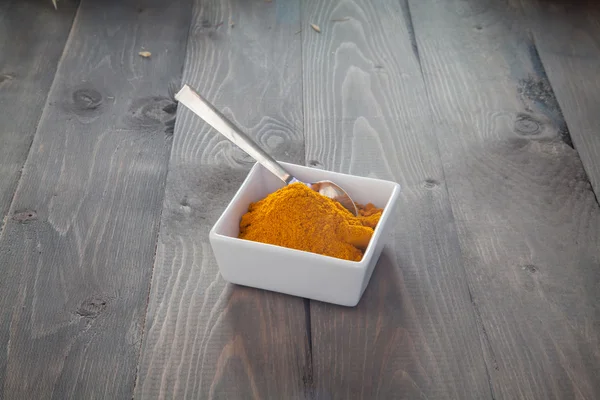 Beyaz bir kase zerdeçal