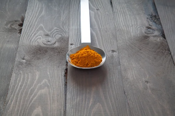 Metal bir kaşık zerdeçal